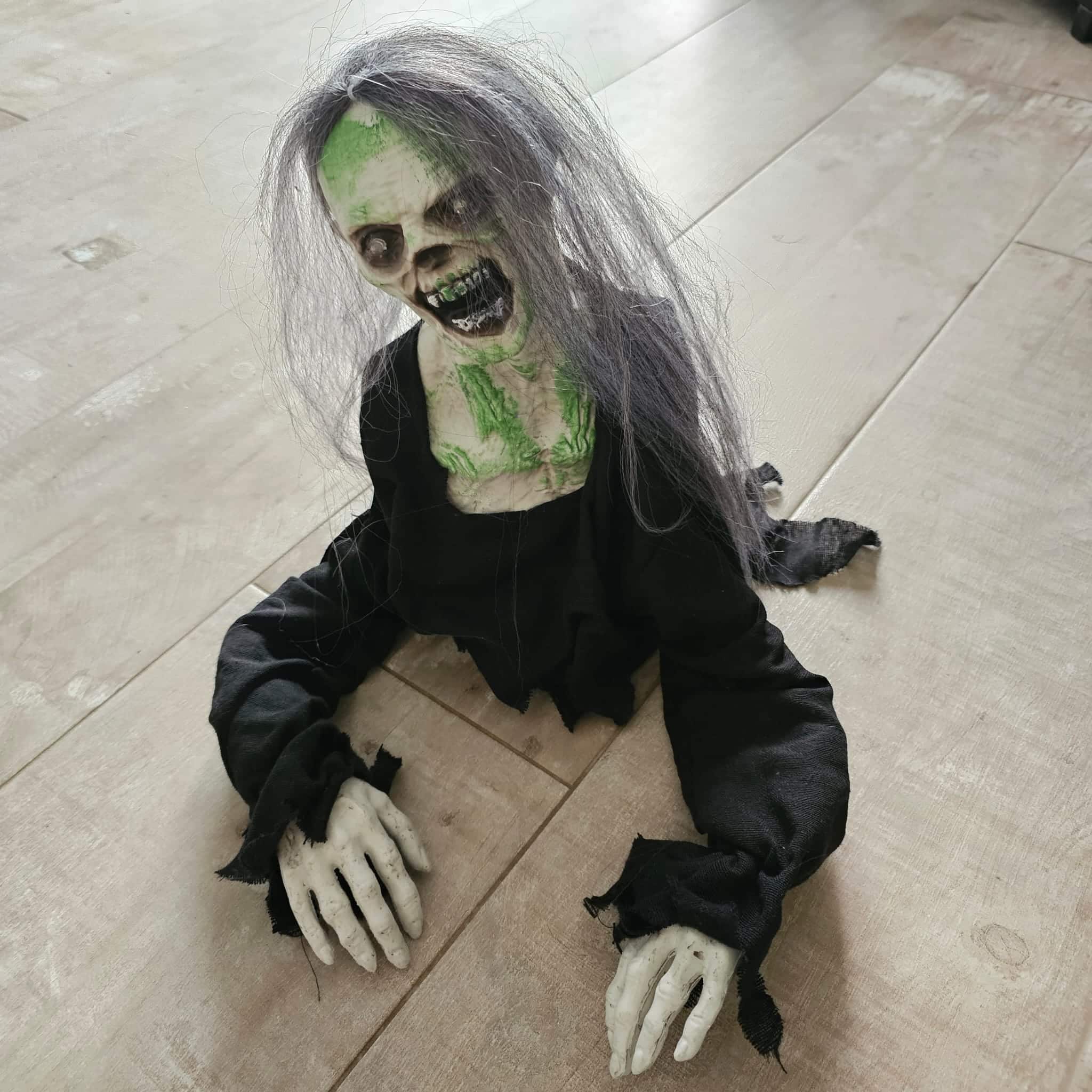 gruselig kriechender Zombie – Ghost Town