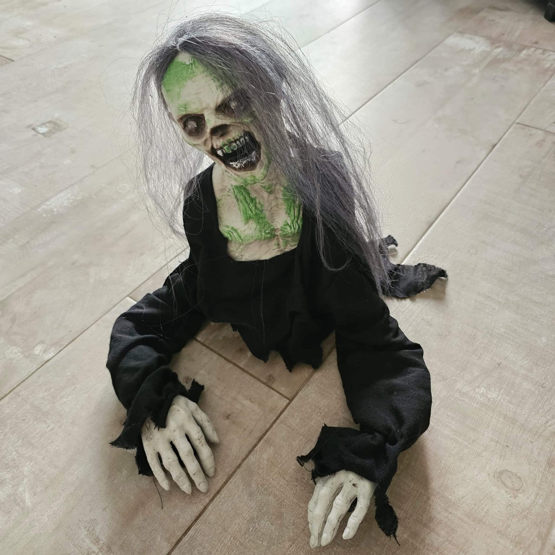 Gruselig kriechender Zombie