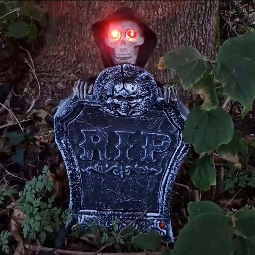 gruseliger-Grabstein-mit-Totenkopf image 0