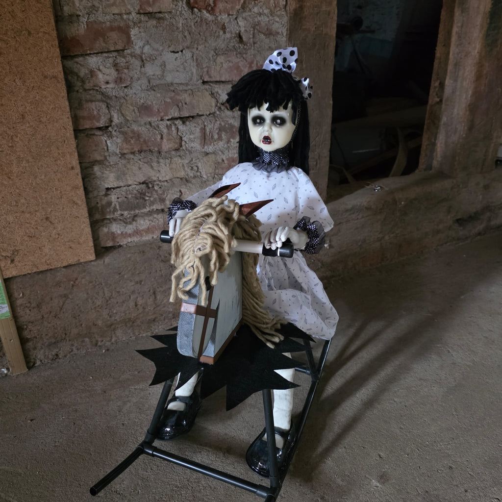 Animatronic Geistermädchen Isabella auf Schaukelpferd