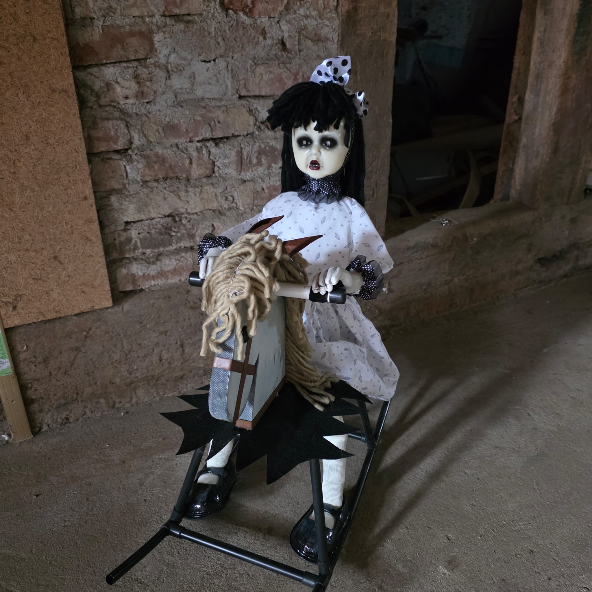 Animatronic Geistermädchen Isabella auf Schaukelpferd