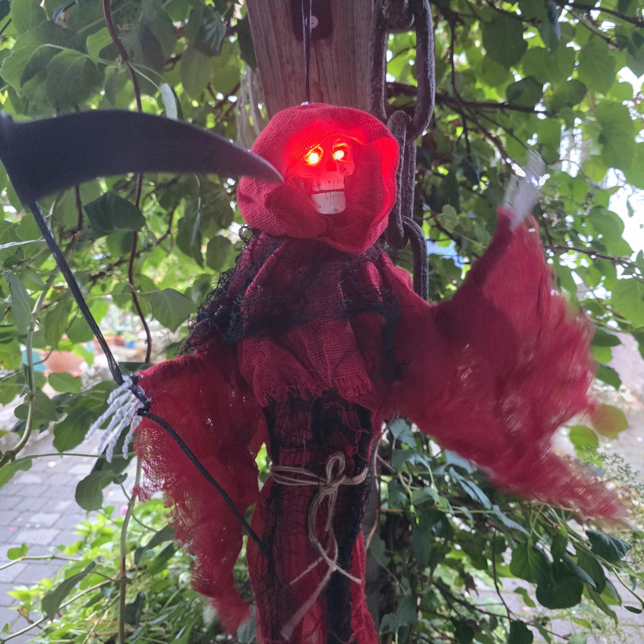 Sensemann – Hängender Animatronic mit roter Sense