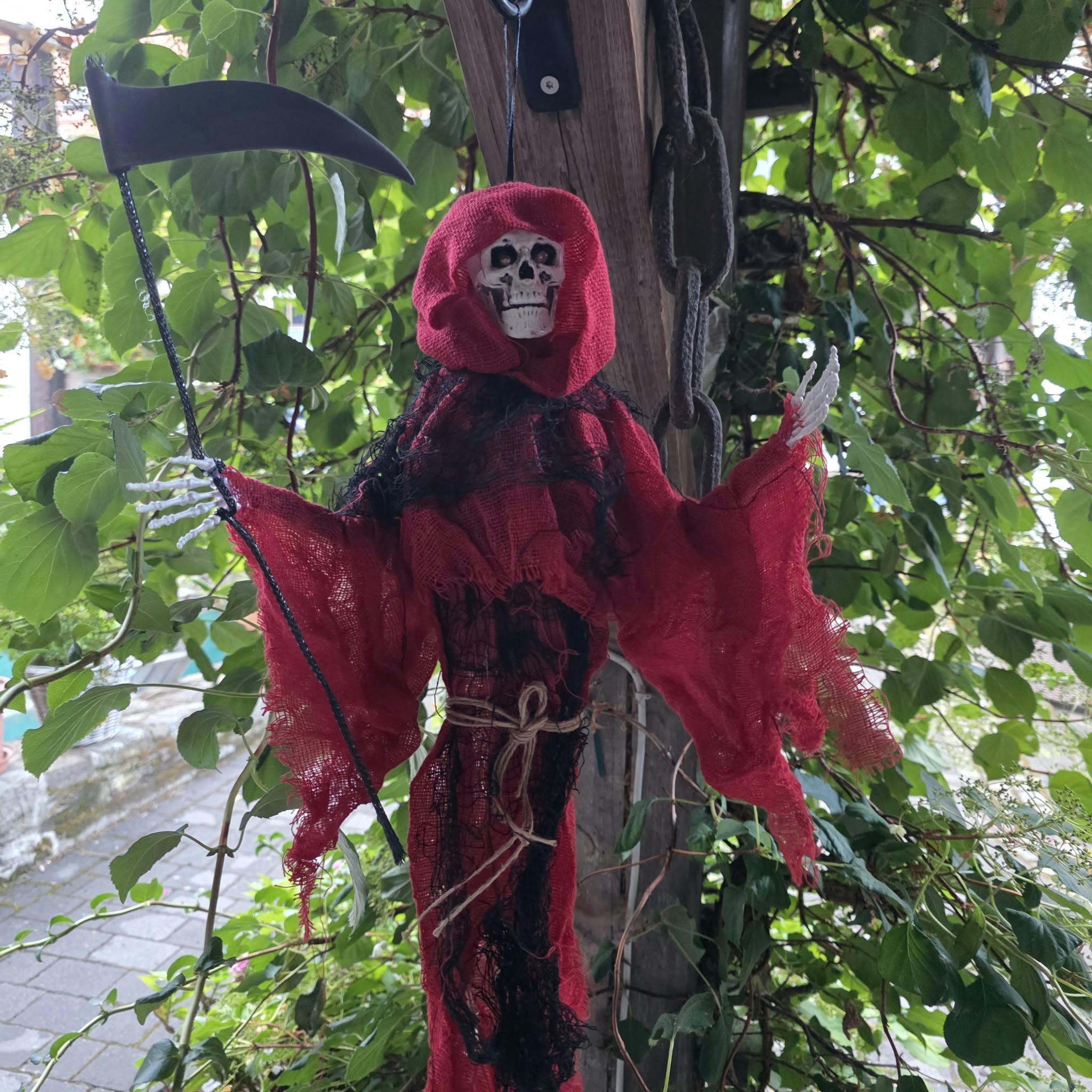 Sensemann – Hängender Animatronic mit roter Sense
