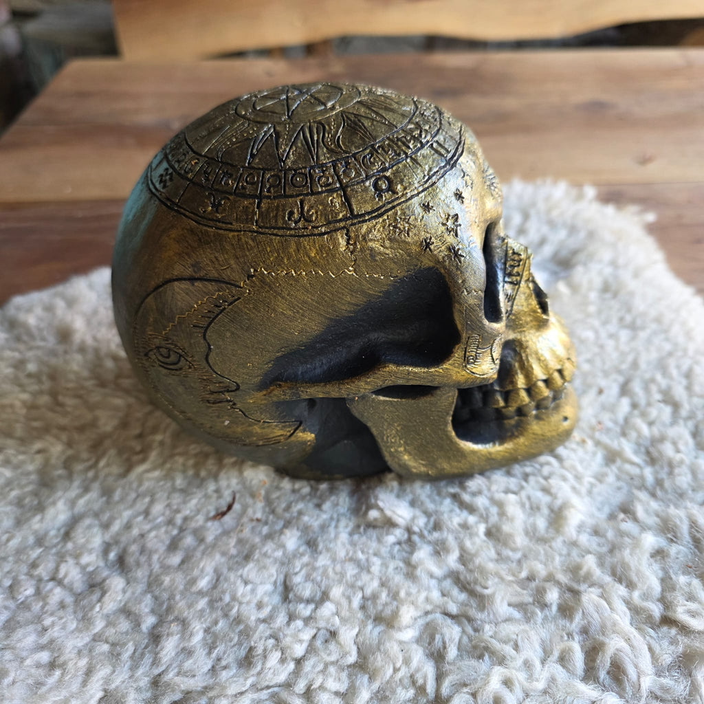 Goldener Totenkopf mit Pentagramm – 20 cm