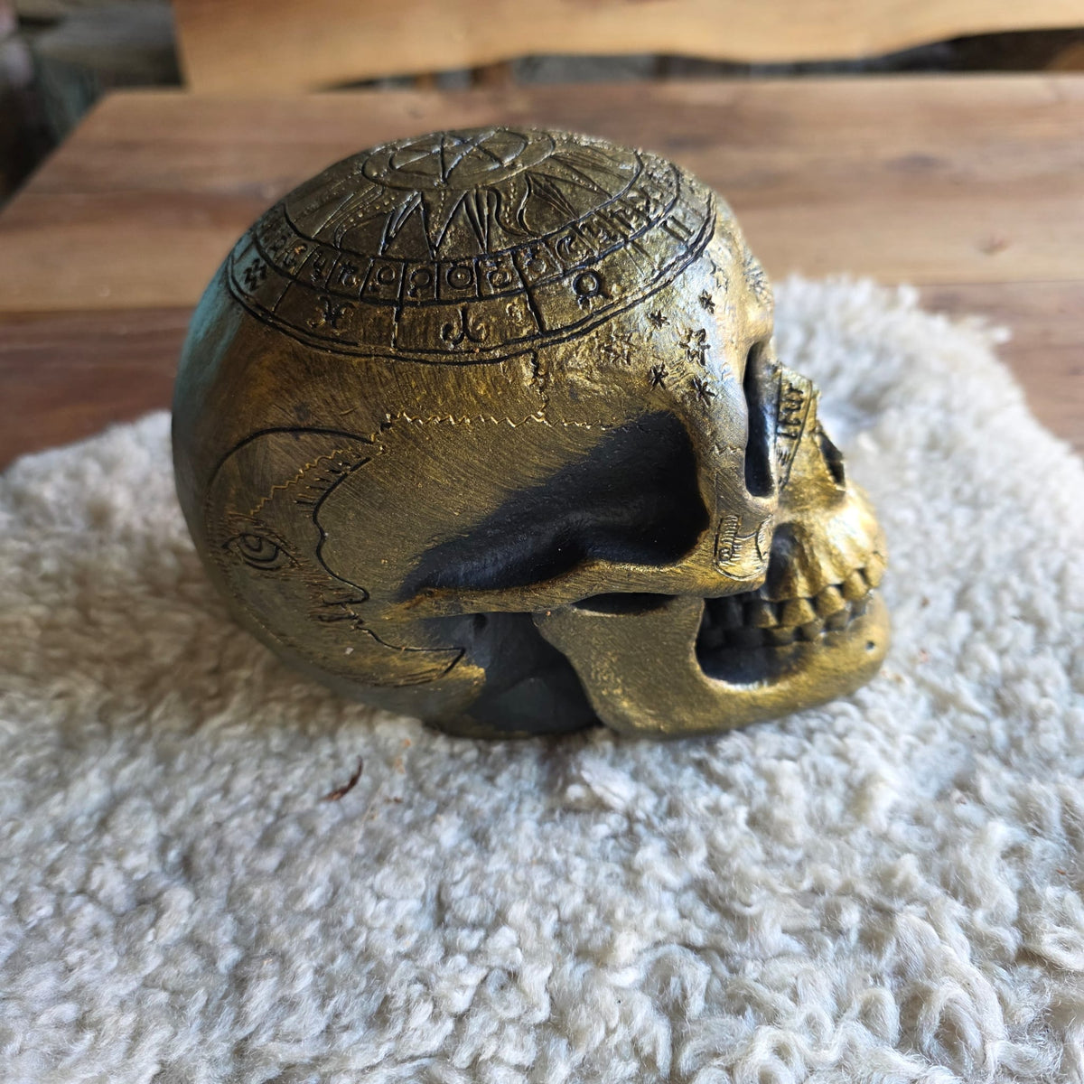 Goldener Totenkopf mit Pentagramm – 20 cm