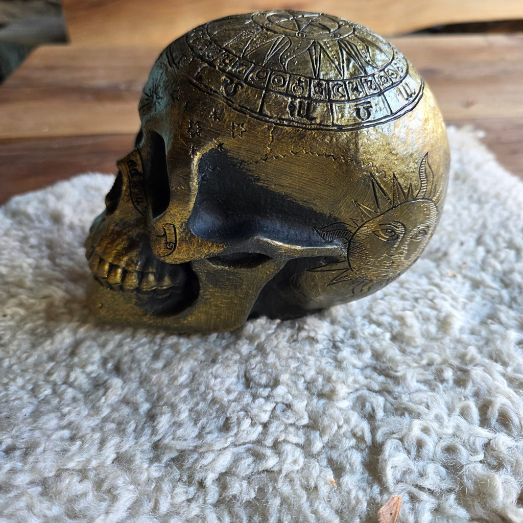 Goldener Totenkopf mit Pentagramm – 20 cm