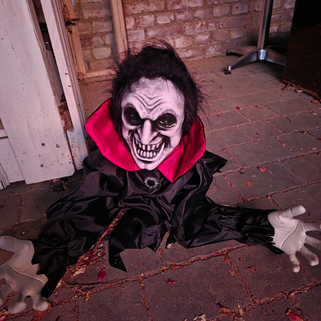 Springender Vampir Marco – Rot leuchtende Augen, Licht & Sound