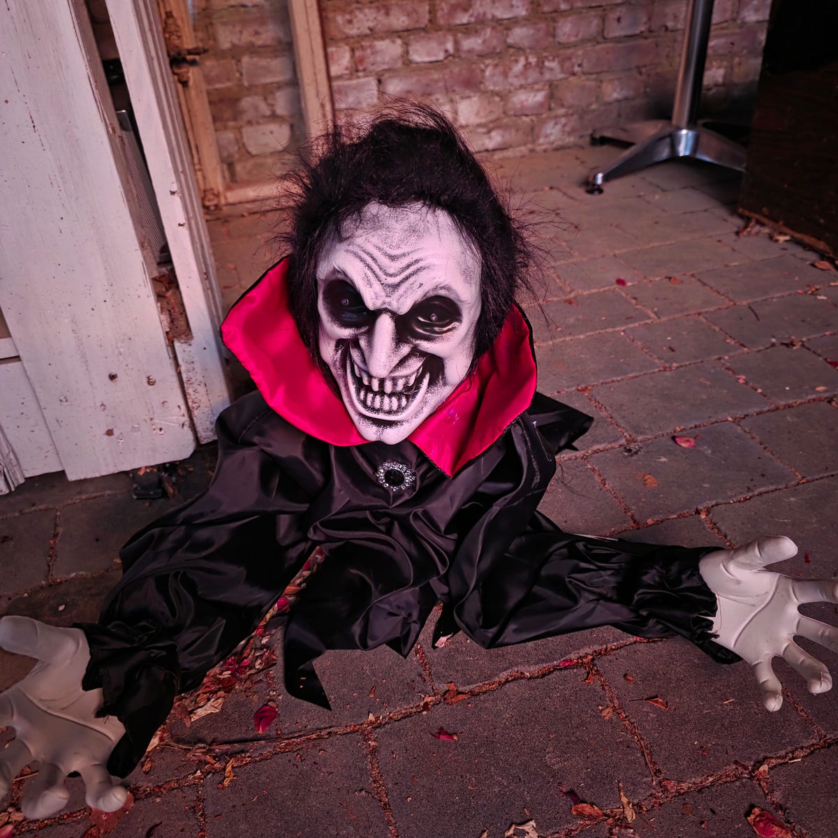 Springender Vampir Marco – Rot leuchtende Augen, Licht & Sound