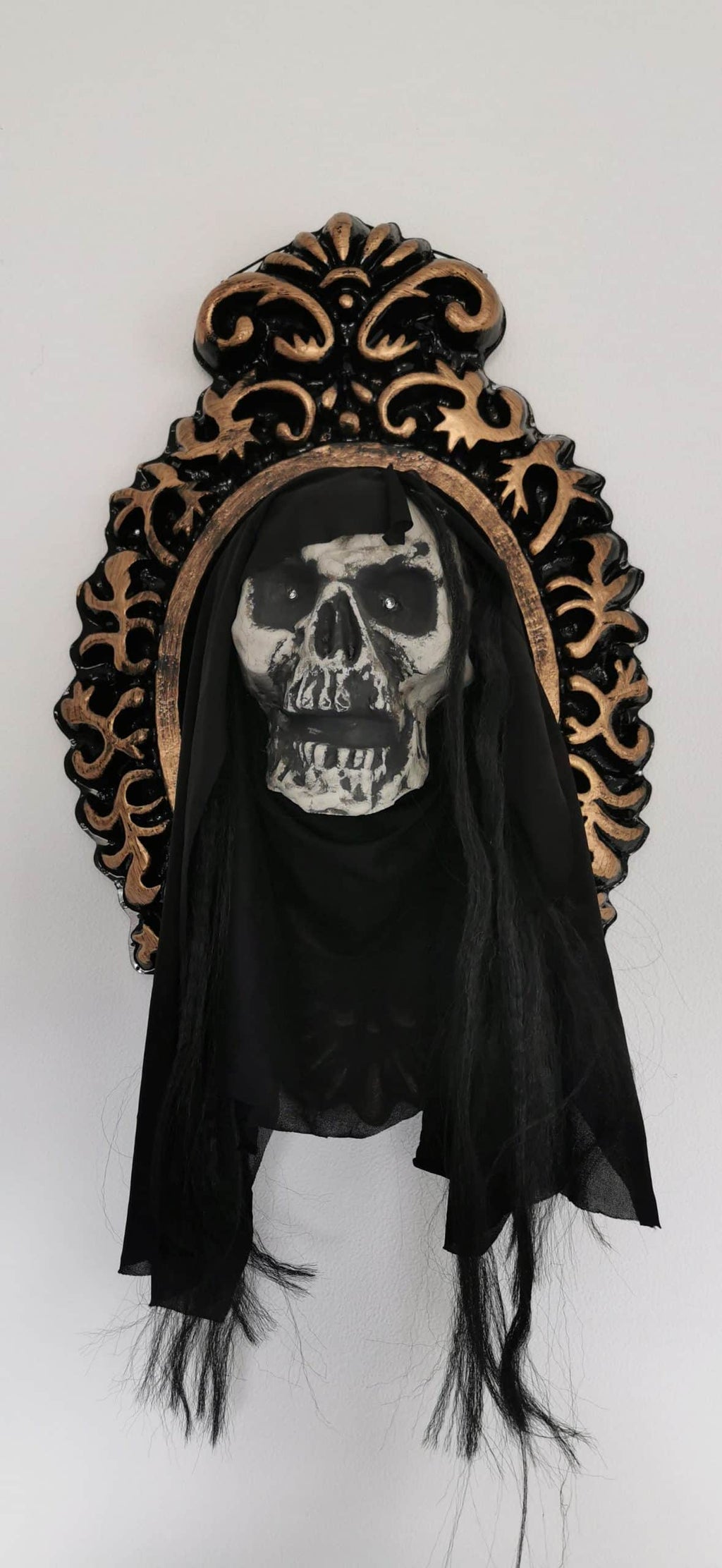 Spiegel mit herausspringendem Totenkopf image 0