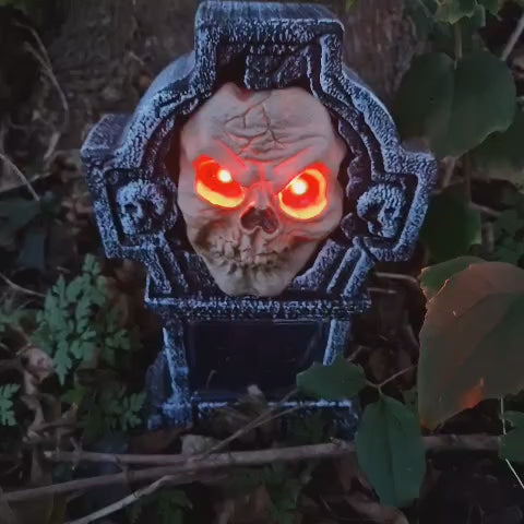 Animatronic Grabstein mit sprechendem Gesicht