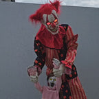 Horrorclown mit schreiendem Kind