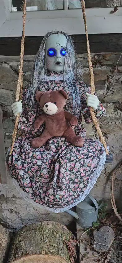 Schaukelndes Zombiemädchen