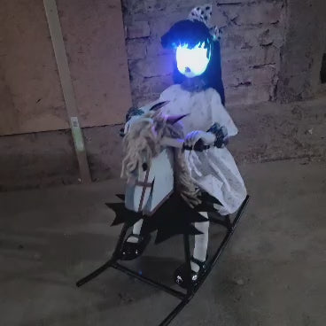 Animatronic Geistermädchen Isabella auf Schaukelpferd