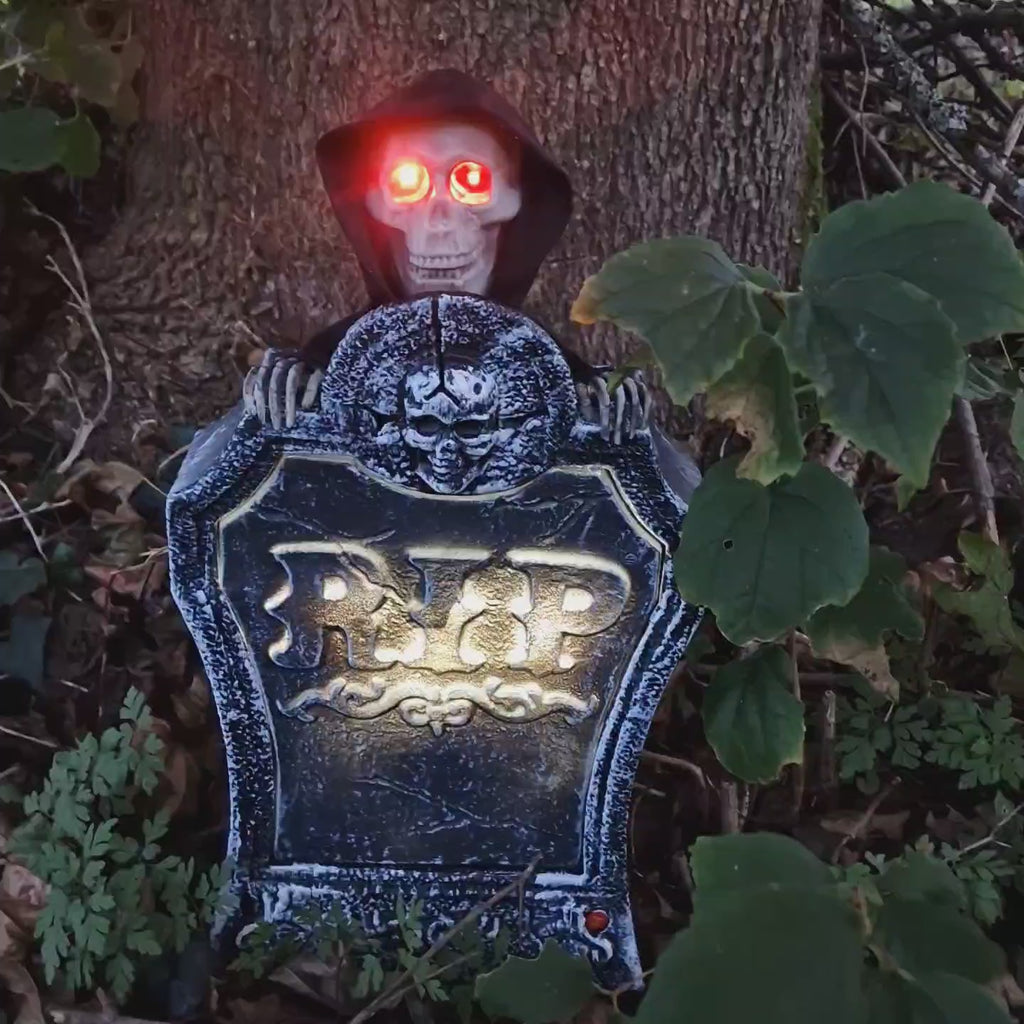 Gruseliger Grabstein mit Totenkopf