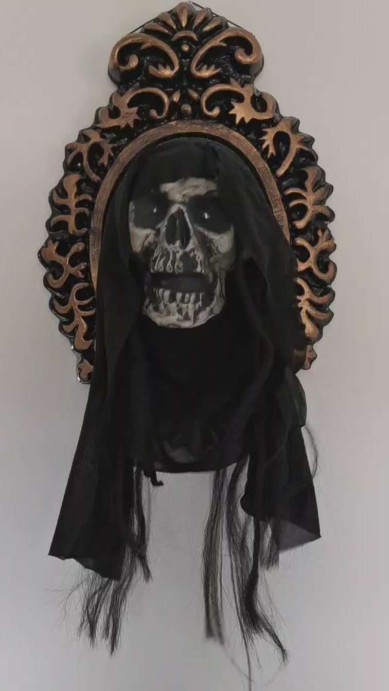 Spiegel mit animatronic Totenkopf
