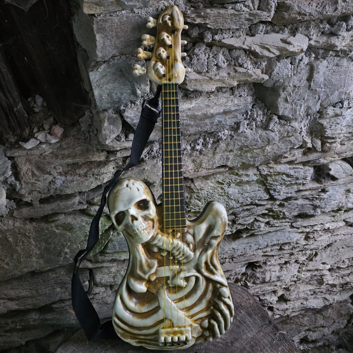 Skelett-Gitarre mit Sound & Beleuchtung – Rockiger Grusel für Halloween
