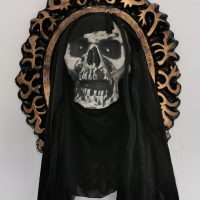 Spiegel mit herausspringendem Totenkopf