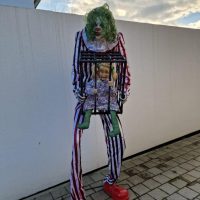 animatronic Horror Clown mit Käfig