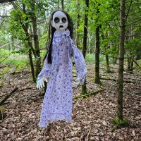 Gruseliges hängendes Zombie Mädchen