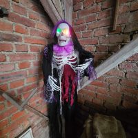 hängendes Skelett mit Farbwechsel Augen