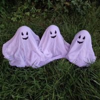 Drei kleine LED leuchtende Gartengeister