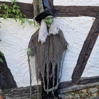 hängende Hexe Madam Boo