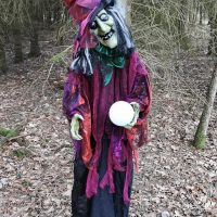 Hexe Esmeralda mit Hexenkugel Halloween Animatronic