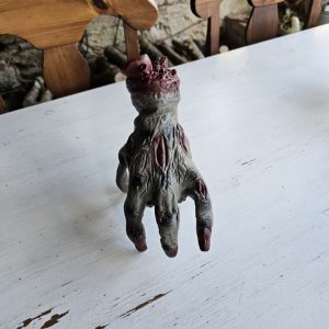 Abgetrennte laufende Zombie-Hand