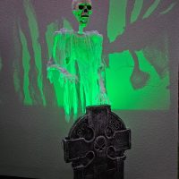 Fliegender Geist mit Grabstein, Sound und Licht