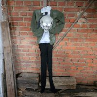 Hängendes kopfloses animatronic Skelett Antonio