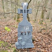 Grabstein Kreuz mit Totenköpfen