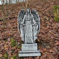 Grabstein mit Engelsstatue