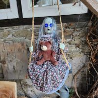 Schaukelndes Zombiemädchen
