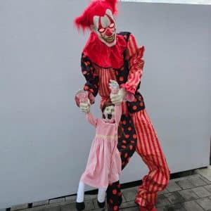 Horrorclown mit schreiendem Kind