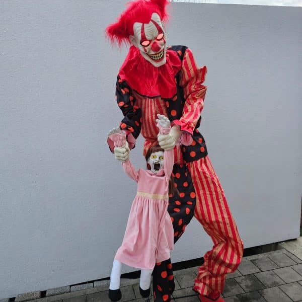 Horrorclown mit schreiendem Kind