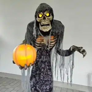animatronic-Zombie-mit-sprechendem-Kuerbis-video bild