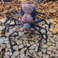 Halloween Riesenspinne – 130 cm Durchmesser, mit roten LED-Augen