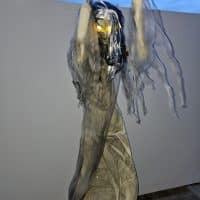 Schreiende Psycho-Frau – 210 cm Horrorfigur mit Sound & Bewegung
