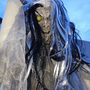 Schreiende Psycho-Frau – 210 cm Horrorfigur mit Sound & Bewegung